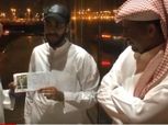 بالفيديو.. مشجع الهلال السعودي يهدي مكافأته الجامعية للفريق