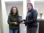 دينا الرفاعي تهدي درع الجبلاية للمحترفة المصرية في تركيا