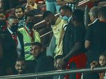 على يمينه وشماله.. الخطيب وزوجة مؤمن زكريا سنده في المدرجات (صور)