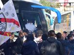 تحرك حافلات جماهير الزمالك من أمام مقر النادي إلى برج العرب (صور)