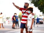 جماهير ريال مدريد تتحدى كورونا وتؤازر اللاعبين قبل مواجهة غرناطة (صور)