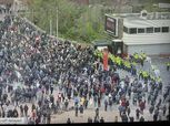 جماهير مانشستر تعتدى على السيارات خارج ملعب اولد ترافورد «فيديو»