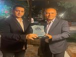 اتحاد الكرة يهدي درع الجبلاية وقميص المنتخب لسفير مصر بموريتانيا