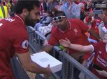 طفل ليفربولي يكرم محمد صلاح بسجادة صلاة