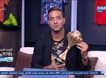 أحمد حسن يقدم نسخة من كأس إفريقيا كهدية لميدو في "أوضة اللبس"