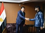 وزير الرياضة يلتقي لاعب الزمالك السابق ويعلن تكفل الوزارة بمصاريف علاجه