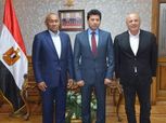 وزير الرياضة يجتمع بأحمد أحمد وهاني أبوريدة