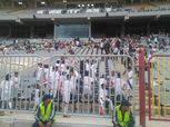 بالصور| توزيع أعلام مصر على جماهير الزمالك ببرج العرب