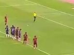 بالفيديو| إداري "النصر" يوقف تنفيذ ركلة جزاء بسبب "موبيل"