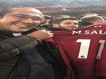 بالصور| هدية من «صلاح» لمشجع مصري بعد فوز ليفربول على أرسنال