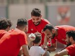 نجل أيمن أشرف يستعرض مهاراته في التتش ونجوم الأهلي يداعبونه (صور)