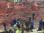 بالصور| خروج فرجاني ساسي محمولًا من لاعبي الزمالك بعد نهاية الشوط الأول
