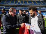 محمد صلاح يهدي الرئيس عبد الفتاح السيسي قميص الفراعنة