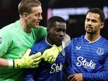 لاعب إيفرتون يطرد بالبطاقة الحمراء بعد صفع زميله في مباراة مانشستر يونايتد