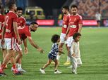 زوجات وأبناء لاعبي الأهلي يلتقطون الصور التذكارية مع درع الدوري