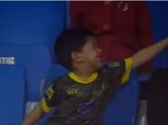 بالفيديو| طفل يتشاجر مع شقيقته في مدرجات الدوري السعودي