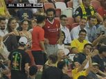 بالصور.. شبيه صلاح يمنح قميص ليفربول لأحد المشجعين بمباراة البرازيل والسنغال