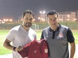 نائب رئيس الأفريقي التونسي يهدي «أحمد حسن» قميص الفريق