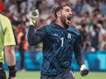 محمد صلاح يهدي حمزة علاء قميص ليفربول في معسكر منتخب مصر