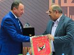 «الخطيب» يهدي درع الأهلي لـ «رئيس اللجنة الأوليمبية»