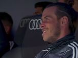 بيل وكروس يضحكان على مقاعد بدلاء ريال مدريد خلال الهزيمة أمام بيتيس