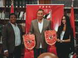 الخطيب يهدي علم وقميص الأهلي لوفد نادي سيمبا التنزاني