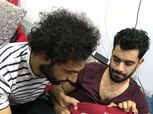 صور| "صلاح" يُهدي تيشيرت مباراة نهائي الأبطال لشقيقه