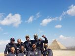 «العملاق مفومبي» يزور أهرامات الجيزة بصحبة منتخب الكونغو لليد (صور)