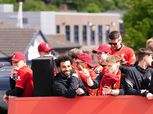 ابتسامة محمد صلاح تزين مسيرة فريق ليفربول احتفالا بلقبي الكأس