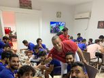 بالصور| عكاوي وكوارع داخل ستاد التتش.. البرنس يكسر نظام الأهلي الغذائي قبل السفر إلى إسبانيا