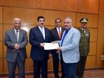 بالصور.. محافظ القليوبية يكرم وكيل وزارة الشباب والرياضة على جهوده بالمحافظة