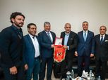 العامري فاروق يزور اتحاد الكرة الجزائري ويهدي رئيسه درع الأهلي
