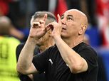 حسام حسن يحتفل بعلم فلسطين بعد التأهل لدور الـ16 من كأس العالم (صورة)