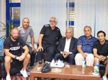 رئيس سموحة يجتمع مع الجهاز الفني قبل مواجهة الجونة (صور)