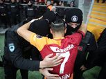 بالصور| لاعب جالاطا سراي يحتضن رجال الشرطة احتفالًا بهدفه في «جازينتيب»