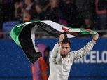 تعاطف جماهيري.. مشجع يقتحم ملعب مباراة برشلونة بعلم فلسطين