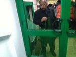 جنش اثناء تحطيم زجاج باب الاستاد: هو احنا لازم نلبس أحمر عشان نكسب