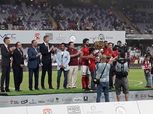 بالفيديو| نجل حسام غالي يتسلم كأس مباراة الأهلي وأياكس
