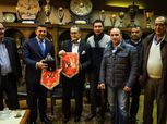 «مرجان» يُهدي السفيريْن المصري والصربي درع وعلم الأهلي