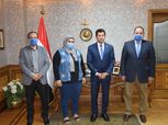 بعد سقوط سقف منزلها.. وزير الشباب يلتقي البطلة شيماء خلف