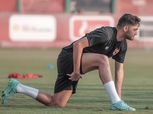 ريكاردو سواريز يراقب كريم نيدفيد في مباراة الأهلي وفيوتشر