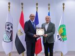 أبو ريدة يهدي رئيس اتحاد الكرة الفرنسي درع الجبلاية وقميص منتخب مصر