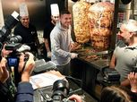 بالصور.. نجم أرسنال "بياع شاورما"