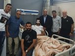 محمد مصيلحي يزور محمود رزق في المستشفي بعد نجاح جراحة في الأنف