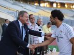 بالصور| وزير الرياضة يصافح لاعبي المنتخب قبل المران باستاد برج العرب