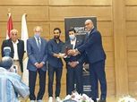 وزير  الرياضة يكرم مدير التسويق على جهوده في حفل مونديال اليد