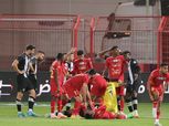 لاعب الشباب السعودي يسقط أرضا بعد بلع لسانه في مباراة ضمك (فيديو)