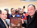 «الخطيب» يُهدي رئيس اتحاد الجمباز «درع» و«علم» الأهلي