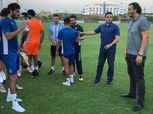 بالصور| حسام البدري يقدم المدير التنفيذي الجديد لبيراميدز للاعبي الفريق