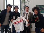 عمر جابر يهدي سفير سويسرا الجديد في مصر تيشرت الزمالك